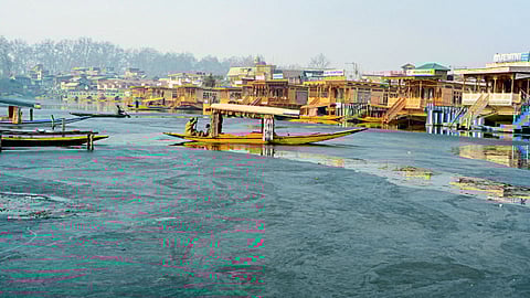 श्रीनगर - उत्तर भारतात थंडीची लाट असून, श्रीनगरमधील तापमान उणे ६.२ अंशांवर घसरले आहे. अशा वातावरणात गोठलेल्या प्रसिद्ध दल सरोवरातून रविवारी नौका नेताना नावाडी.