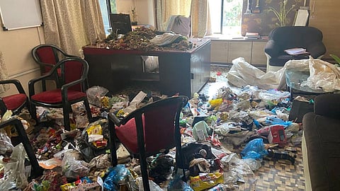 वानवडी - वानवडी-कोंढवा सहाय्यक महापालिका आयुक्तांच्या कार्यालयात मनसेच्या कार्यकर्त्यांनी कचरा टाकला.