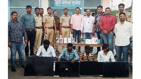 सुपे (ता. बारामती) - मुद्देमालासह पकडलेल्या आरोपींसह पोलीस अधिकारी व कर्मचारी.