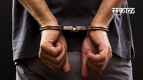 Criminals were handcuffed for carrying a pistol