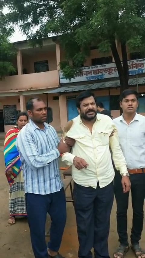 बडतर्फ मुख्याध्यापकाने संस्थाचालकावर चढवली चारचाकी