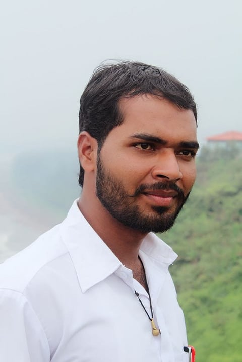 गवंडी काम करत तेजसची अभियंतापदापर्यंत मजल