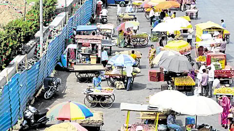 डांगे चौक - फळविक्रेत्यांनी निम्मा रस्ता व्यापला आहे.