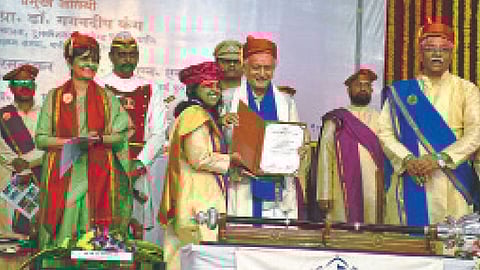 पुणे विद्यापीठ - सावित्रीबाई फुले पुणे विद्यीपाठाच्या पदवीप्रदान समारंभात ‘दी प्रेसिडेंट ऑफ इंडिया शंकर दयाळ शर्मा सुवर्णपदक’ काजल महाजन या विद्यार्थीनीला भगत सिंह कोश्यारी यांच्या हस्ते प्रदान करण्यात आले. यावेळी (डावीकडून) डॉ. गगनदीप कंग, महाजन, कोश्य