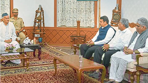 मुंबई - महाराष्ट्राचे काळजीवाहू मुख्यमंत्री देवेंद्र फडणवीस, भाजपचे प्रदेशाध्यक्ष चंद्रकांत पाटील आणि अन्य नेत्यांनी रविवारी राज्यपाल भगतसिंह कोशियारी यांची भेट घेऊन सत्तास्थापनेस असमर्थता दर्शविली.