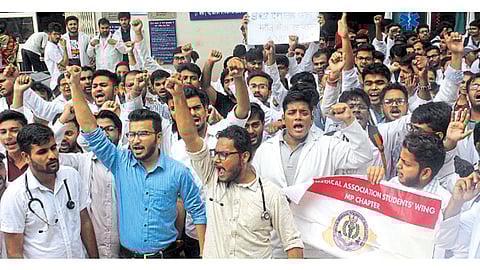 भोपाळ - राष्ट्रीय वैद्यकीय आयोगासंबंधी विधेयकाच्या निषेधार्थ ज्युनियर डॉक्टर निदर्शने करताना.