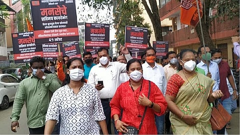 मनसेचे डोंबिवलीत आंदोलन, स्थानकाबाहेरचं पोलिसांनी कार्यकर्त्यांना अडवलं