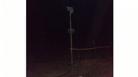 लोहटवाडी - येथील सौरउर्जा दिवा बंद असल्याने नागरिकांना अंधाराचा सामना करावा लागत आहे.