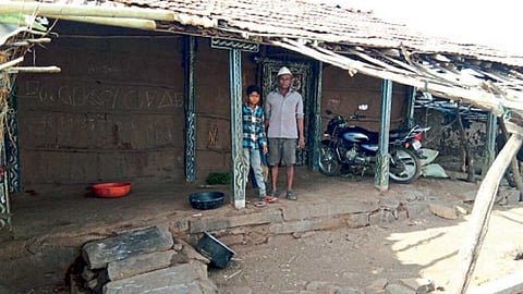 जांभाळीपाडा (ता. साक्री) - विजेची सुविधा नसलेले घर.