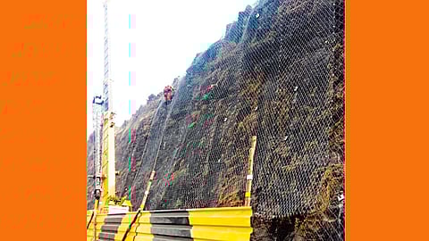 बोरघाट, खंडाळा - अमृतांजन पुलाजवळ जुन्या राष्ट्रीय महामार्गावर धोकादायक दरडींवर लोखंडी जाळ्यांचे आच्छादन टाकण्याचे सुरू असलेले काम.