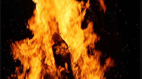 अनैतिक संबंध ठेवणाऱ्या पतीला महिलेने पेटविले