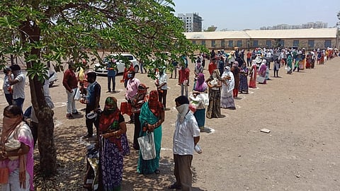 वाघोलीत मिळतेय धान्य; एका दिवसात 1100 कार्डधारकांना वाटप