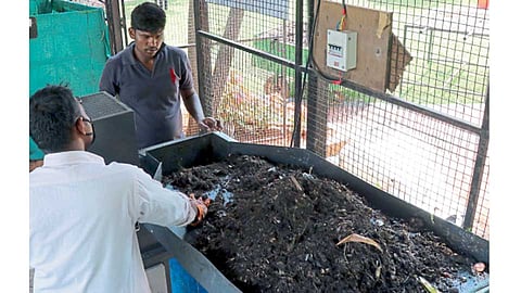 पिंपळे सौदागर - रोझलॅंड सोसायटीतील ओला कचरा प्रक्रिया प्रकल्पात काम करताना कामगार.