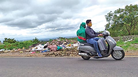 पुणे - बोपदेव घाटात रस्त्याच्या कडेला पडलेला अस्ताव्यस्त कचरा.