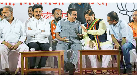 मॉडर्न कॉलेज मैदान - लोकसभेचे उमेदवार गिरीश बापट यांच्या प्रचारासाठी आयोजित सभेत नितीन गडकरी आणि बापट यांच्यात संवाद रंगला. या वेळी (डावीकडून) विजय काळे, अनिल शिरोळे, गडकरी, बापट, प्रदीप रावत.