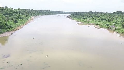 अवैध वाळू उपसाने गावकरी वैतागले; आणि 'गिरणा बचाव' साठी सरसावली तरुणाई !