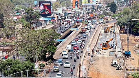 हॅरिस पूल - पिंपरीकडून पुण्याकडे जाणाऱ्या पुलाचे काम पूर्ण होत आले असून, दोन्ही बाजूच्या रॅम्पचे सुरू असलेले काम.