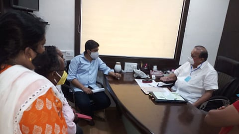 मुंबई - मंत्रालयात एकल शिक्षकांच्या समस्या विषयी चर्चा करताना मंत्री हसन मुश्रीफ व आमदार रोहित पवार.