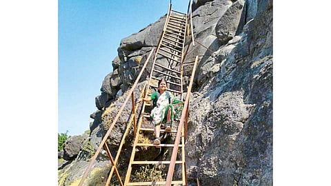 हरिश्चंद्रगड सर करणाऱ्या हिराबाई शिंदे.