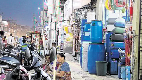 भोसरी - पदपथावर व्यापाऱ्याने मांडलेले साहित्य.