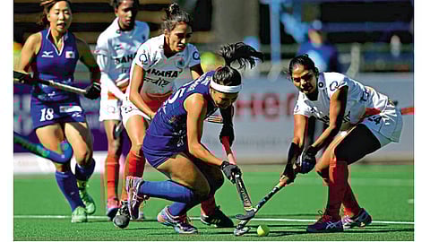 जोहान्सबर्ग - वर्ल्ड हॉकी लीग उपांत्य फेरीच्या टप्प्यात गुरुवारी झालेल्या सामन्यात जपानी खेळाडूला आव्हान देण्याचा प्रयत्न करताना भारतीय खेळाडू.