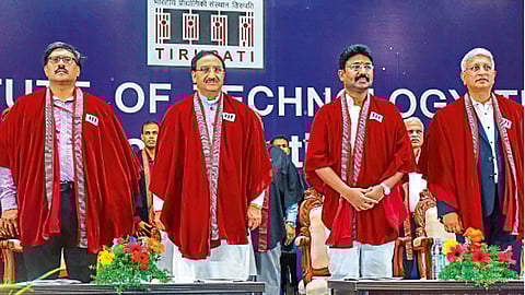 तिरुपती - आय.आय.टी कॅम्पसच्या उद्घाटनप्रसंगी केंद्रीय मनुष्यबळविकास मंत्री रमेश पोखरियाल निःशंक. (डावीकडून दुसरे).