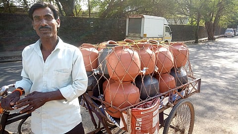 झालंय काय? फ्रीजऐवजी लोक खरेदी करतायेत माठ...