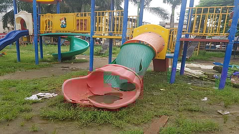 वसई ः उद्यानातील खेळण्यांची झालेली मोडतोड.