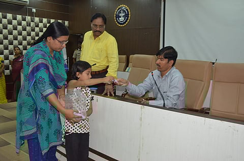 जिल्हाधिकारी कार्यालयात आरक्षणाची सोड काढताना.