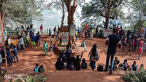 माथेरानमधील पॉइंटवर निसर्गाचा आनंद घेताना पर्यटक