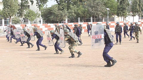 अधिकारी - कर्मचाऱ्यांनी प्रात्यक्षिक