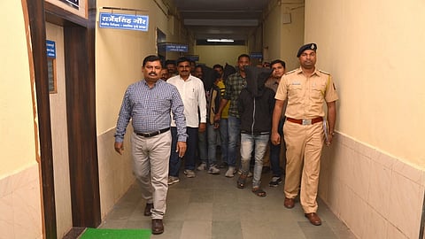 जालना : अपहरण प्रकरणातील संशयितांना घेऊन जाताना पोलिस निरीक्षक राजेद्रसिंह गौर व इतर.