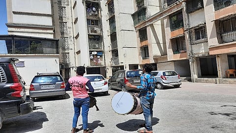 भाईंदर : थकबाकीदारांच्या घरासमोर ढोल वाजवताना पालिकेचे कर्मचारी.