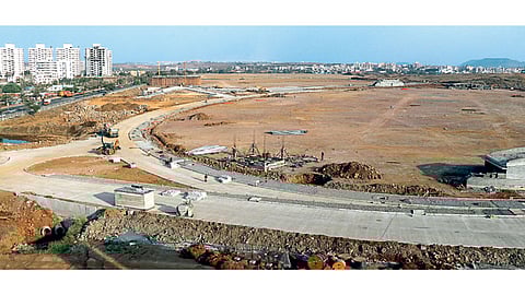 मोशी - आंतरराष्ट्रीय प्रदर्शन केंद्रामध्ये वेगाने सुरू असलेले काम.