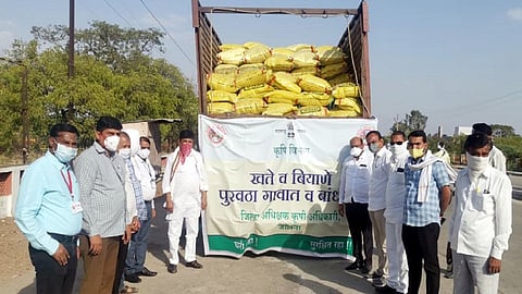 jln०९mgp०१जालना : शेतकऱ्यांच्या बांधावर खत पुरवठा करण्यास सुरुवात करताना जिल्हा अधीक्षक कृषी अधिकारी बाळासाहेब शिंदे, कृषी उपसंचालक विजय माईनकर, कृषी विकास अधिकारी भीमराव रणदिवे, सतीश टोपे,एस.व्ही.कराड, शेतकरी गटाचे प्रमुख रवींद्र गोल्डे आदी.