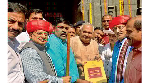 जेजुरी (ता. पुरंदर) - मध्य रेल्वेचे महाव्यवस्थापक संजीव मित्तल, रेणू शर्मा व रेल्वे अधिकाऱ्यांचा फुले पगडी, खंडोबाची प्रतिमा व संविधान देऊन सन्मान करताना जेजुरीकर.