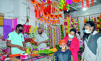 In Ganeshotsav, Chinese items are torn this year