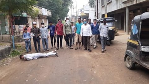 गावातील समस्या सोडविण्यासाठी युवकाचे थेट लोटांगण आंदोलन