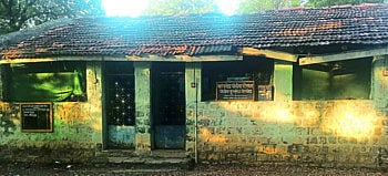 इमारतीची दुरवस्थेमूळे पोलिसांना करावे लागतेय झाडाखाली कामकाज