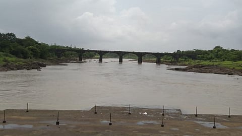 काळू नदीवरील धोकादायक स्थितीतील संगम पूल.