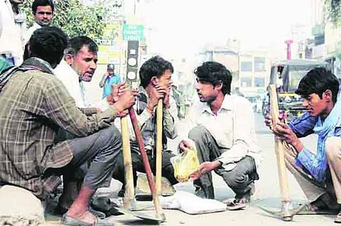 Thousands of migrants gather at Bandra and Mumbra demanding to go back home