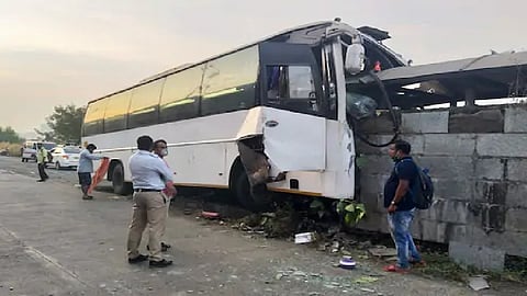 नवी मुंबईत लक्झरी बस आऊट ऑफ कंट्रोल, थेट भिंतीला धडक