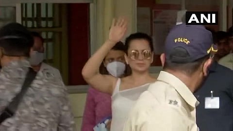 दोन तासांच्या चौकशीनंतर कंगना राणावत वांद्रे पोलिस ठाण्यातून बाहेर