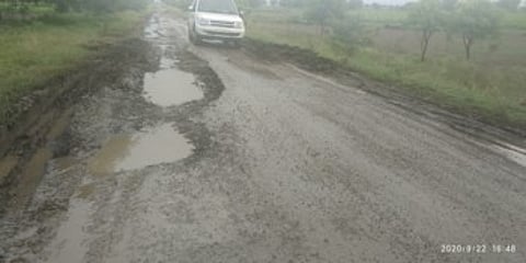 Pits fell on Pune to Nashik National Highway due to rains