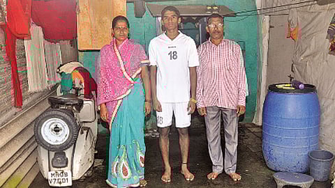 कोल्हापूर - जर्मनीत फुटबॉल खेळणारा अनिकेत सुटीसाठी त्याच्या फुलेवाडीतील घरात आला आहे. घरासमोर तो त्याच्या आई-वडिलांसमवेत.