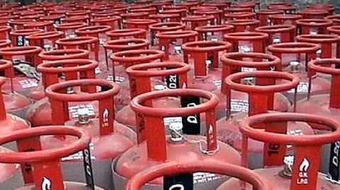 lpg cylinder price hike by 105 rupee from today 1 march 2022 amide Russia Ukraine war check details