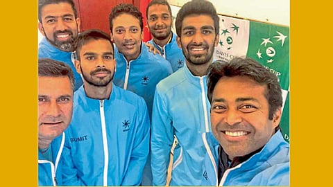 चीनवरील सनसनाटी विजयानंतर लिअँडर पेसने संघासह घेतलेला सेल्फी ट्विटरवर पोस्ट केला.