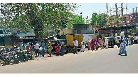 सिंहगड रस्ता - लॉकडाउनच्या काळात सरकारने रेशनकार्डधारकांना धान्य उपलब्ध करून दिले आहे. ते खरेदी करण्यासाठी भर उन्हात रांगेत थांबलेले नागरिक.
