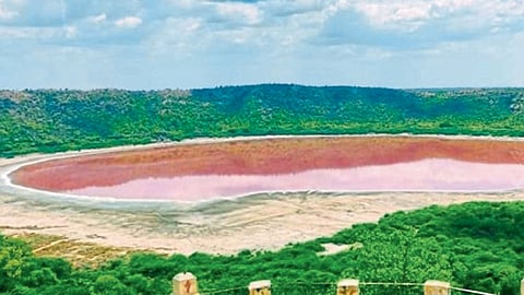 लोणार (जि. बुलडाणा) - लोणार सरोवराचे लाल झालेले पाणी.