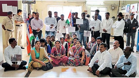 चिंचवड - काळेवाडीतील मागील आठ महिन्यांपासून रस्त्यांची दुरुस्ती न केल्याने ब क्षेत्रीय कार्यालयात मनसे महिला आघाडीने केलेले ठिय्या आंदोलन.